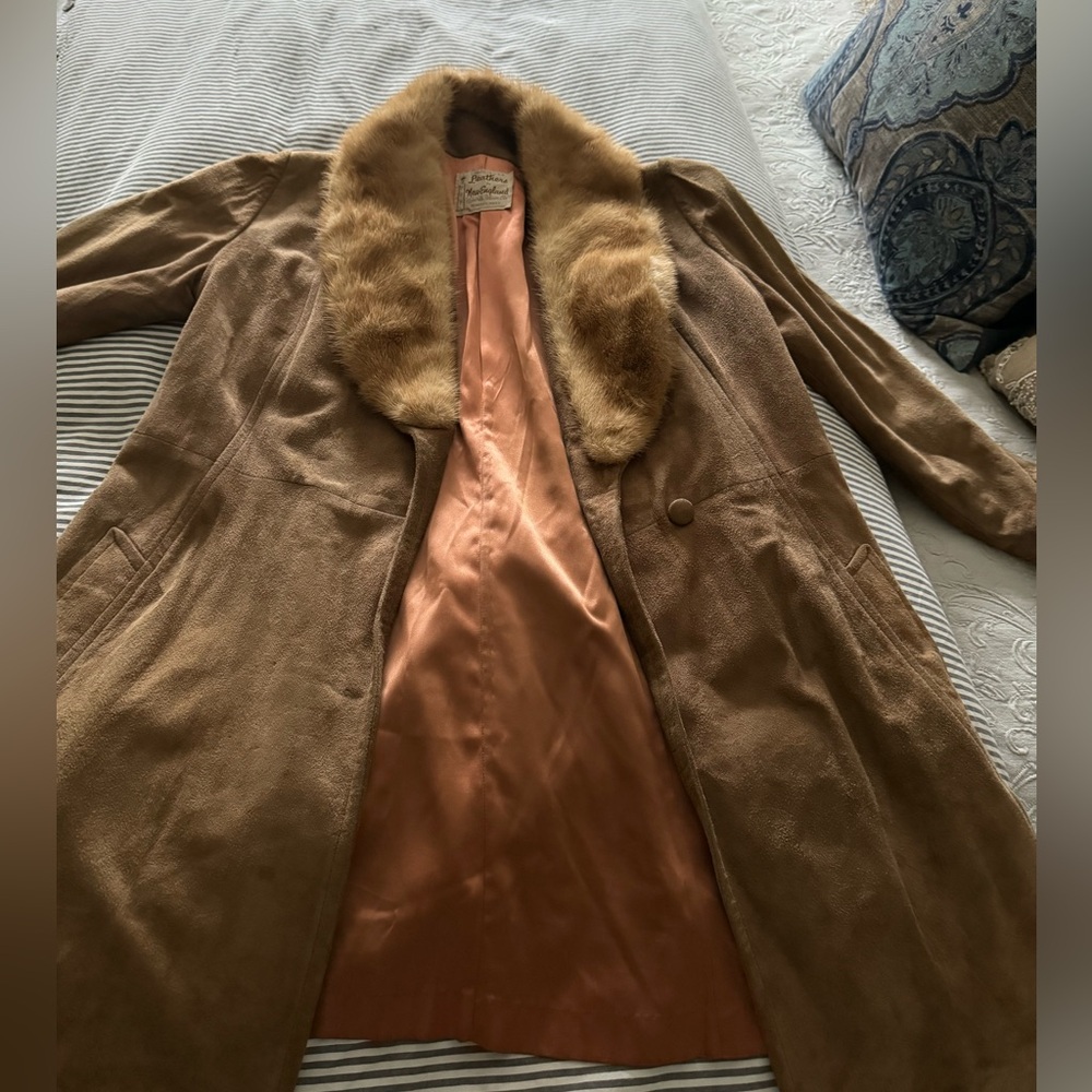 Immaculate natural suede color coat with real fur collar. 
Size M